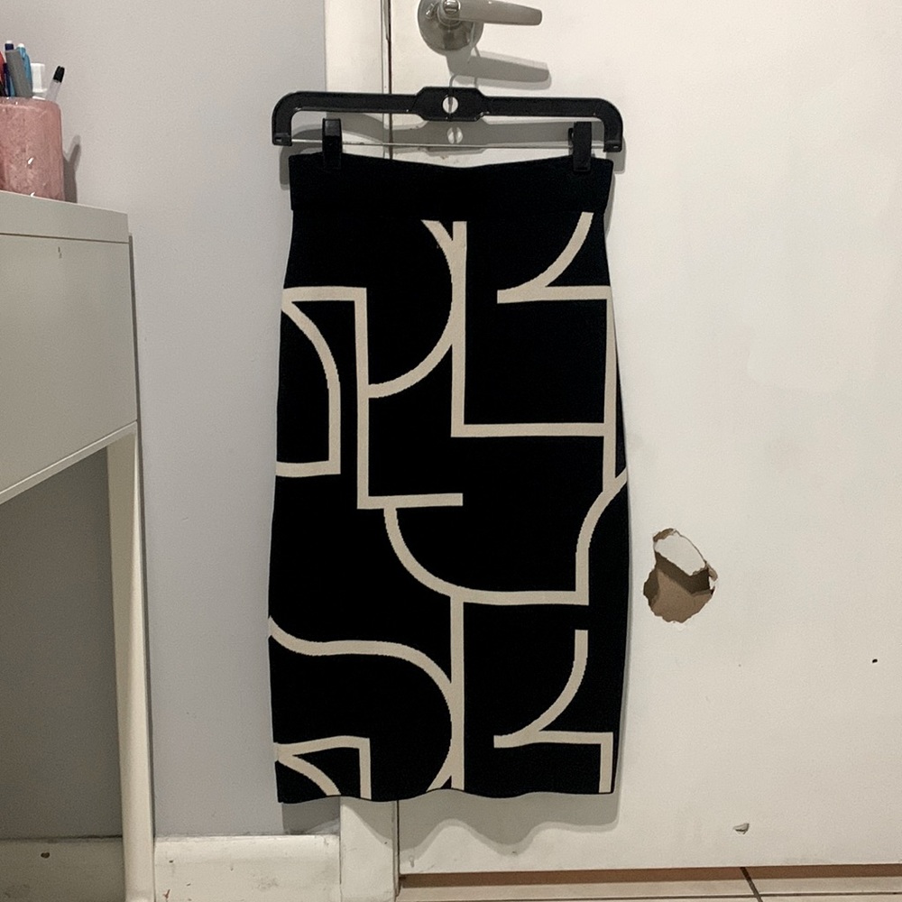 Knee length sweater skirt from H&M. size small. Black with off white design.
